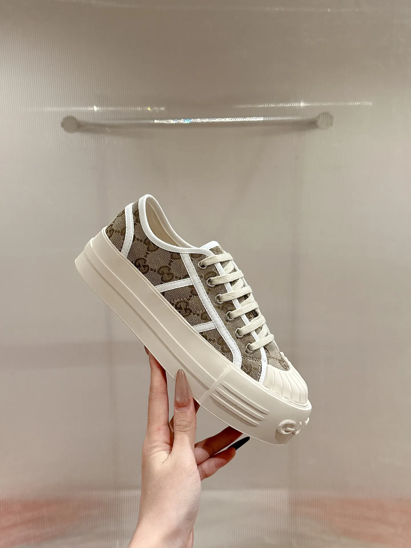 👟👟Ex-factory price 520👟👟 Women's models are new🆕 Arrival Gucci tennis 1977 classic Loft series canvas shoes... 2025 hot recommended model, G+1977×Disney cooperation series... GG canvas is made of finished products and incorporates brand elements. The retro style is rich, the classics and feelings are perfect for recall! Each color fabric developed by the original version is customized by the original version, and we pursue the ultimate in large-scale products! Market-level top version ⚠ Fabric: Customized GG cloth electric embroidery/5D washed distressed canvas Lining: Customized terry cloth lining (the feet are fitted and cannot be disassembled) Outsole: Original molded TPU two-color outsole Size: 35-40 (41 customized)